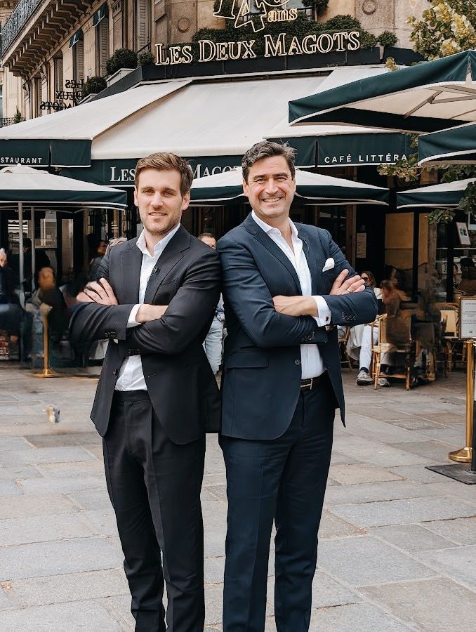 Marius et Renaud devant Les Deux Magots, Saint-Germain-des-Prés